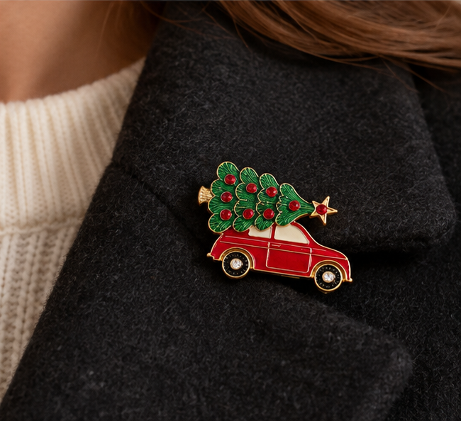 Broche fantaisie voiture rouge sapin de Noël émaillée portée sur manteau noir accessoire festif femme hiver