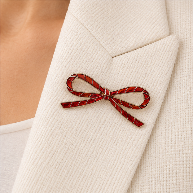 Broche noeud rouge émaillée style ruban sur blazer crème, épinglette élégante femme accessoire mode