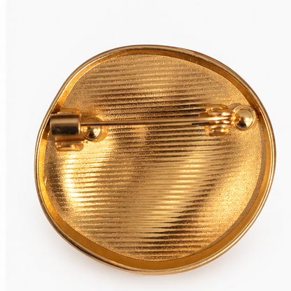 Broche ronde dorée métal texturé avec fermoir épingle, accessoire bijou vintage élégant femme