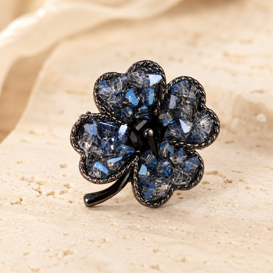 Broche trèfle à quatre feuilles cristaux bleu marine et noir, épinglette porte-bonheur élégante femme