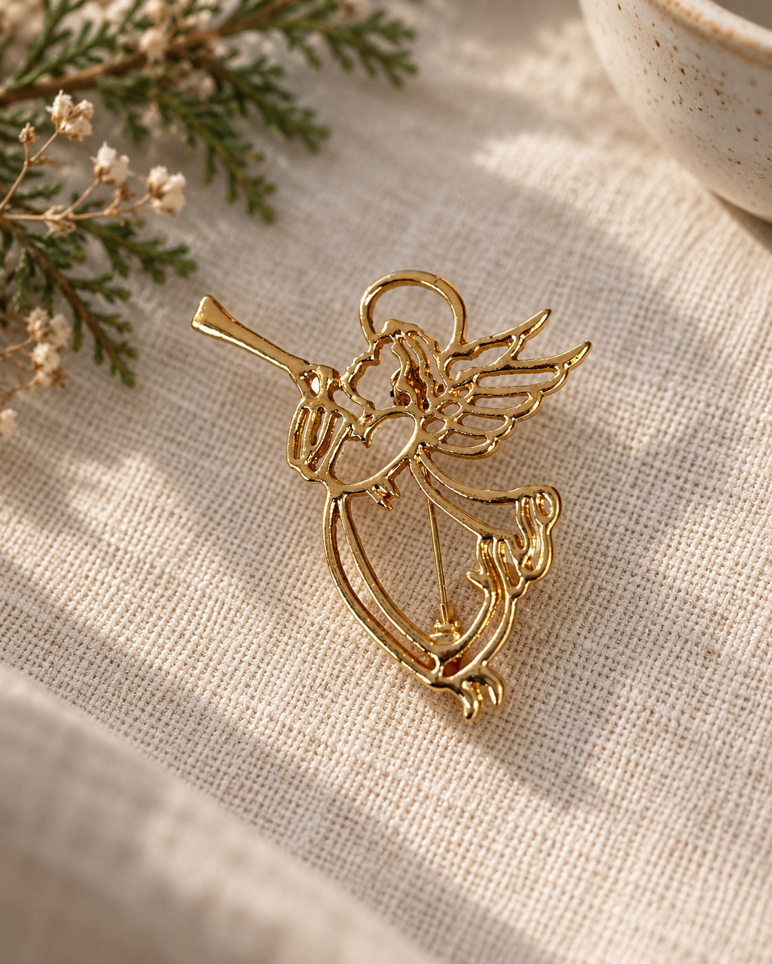 Broche ange dorée ajourée avec trompette et ailes détaillées, accessoire fantaisie femme style céleste