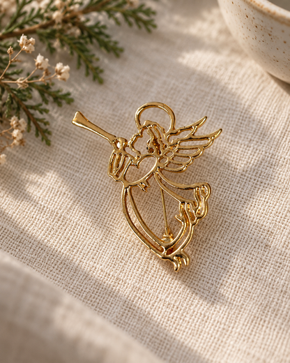 Broche ange dorée ajourée avec trompette et ailes détaillées, accessoire fantaisie femme style céleste
