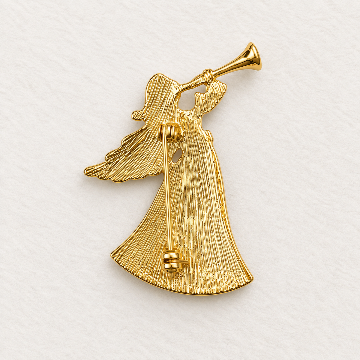 Broche ange doré jouant de la trompette texture striée accessoire fantaisie Noël femme style vintage