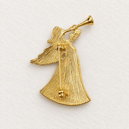 Broche ange doré jouant de la trompette texture striée accessoire fantaisie Noël femme style vintage