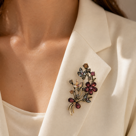 Broche bouquet floral vintage multicolore avec cristaux bordeaux et gris sur blazer crème, épinglette fleur femme élégante