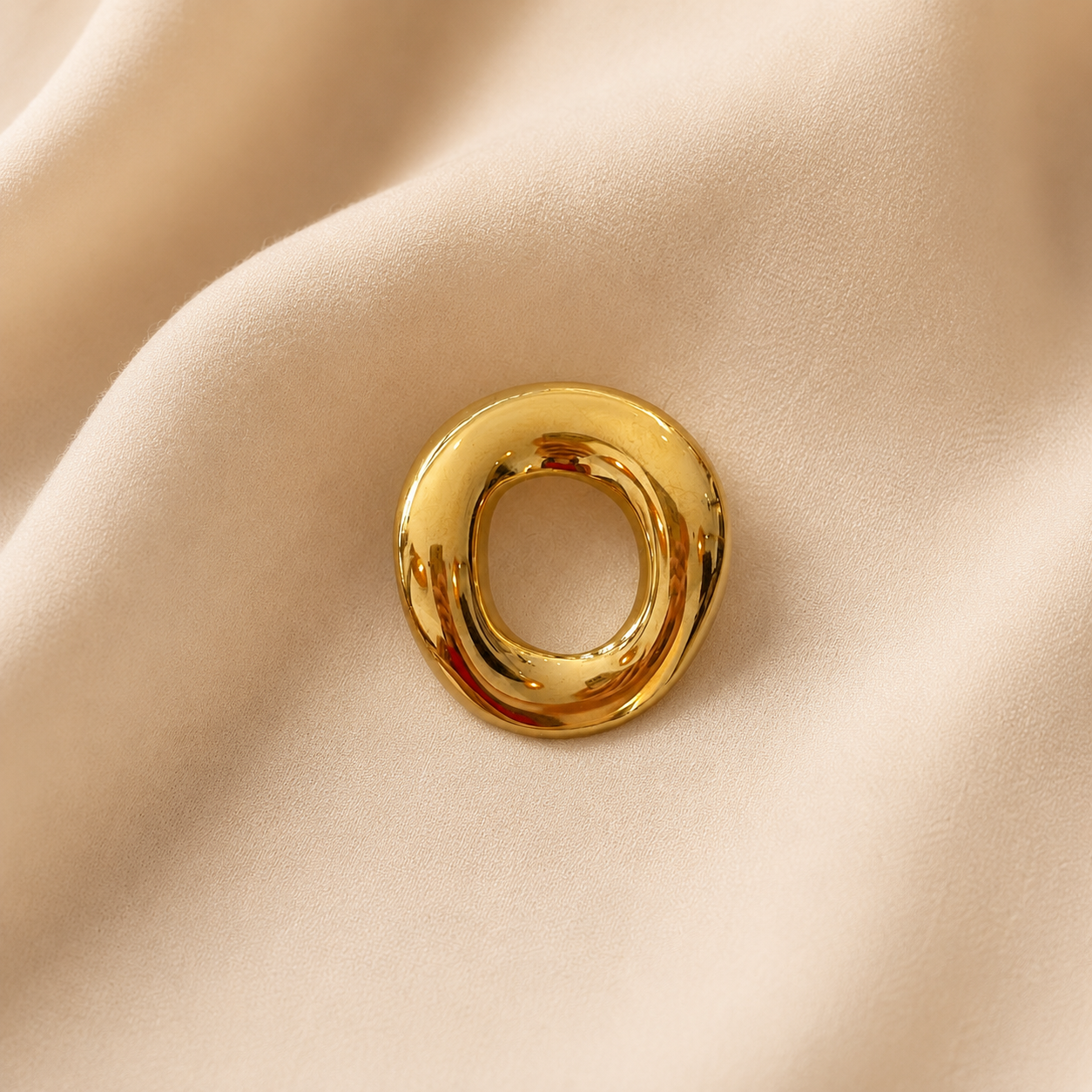 Broche cercle doré effet organique irrégulier finition brillante accessoire mode femme élégant