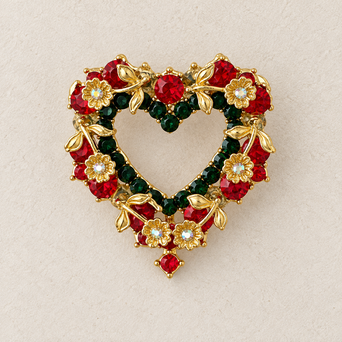 Broche cœur de Noël dorée ornée de cristaux rouges et verts, fleurs et feuillage, accessoire bijou festif femme