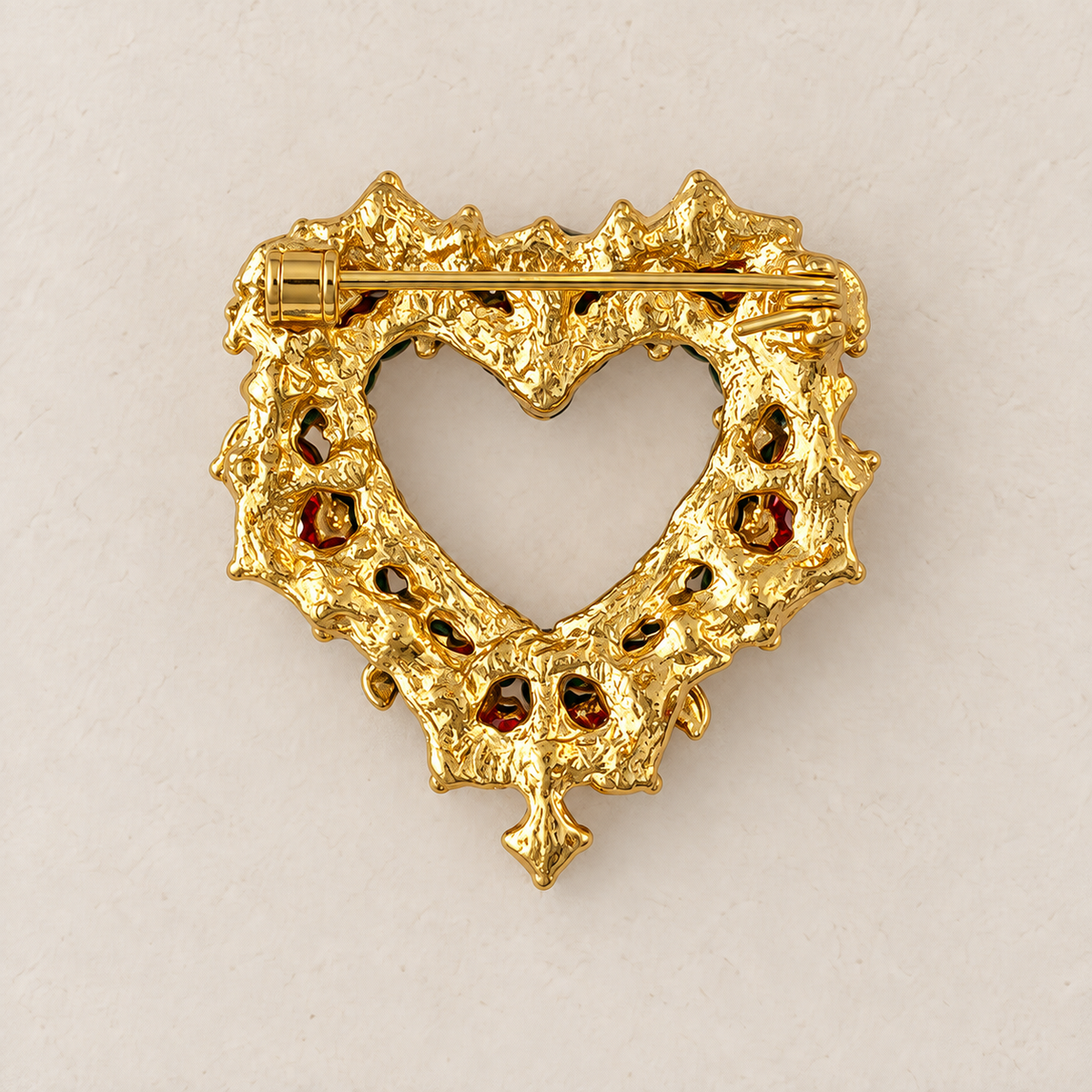 Broche cœur de Noël dorée en métal texturé avec pierres rouges, accessoire bijou fantaisie fêtes femme