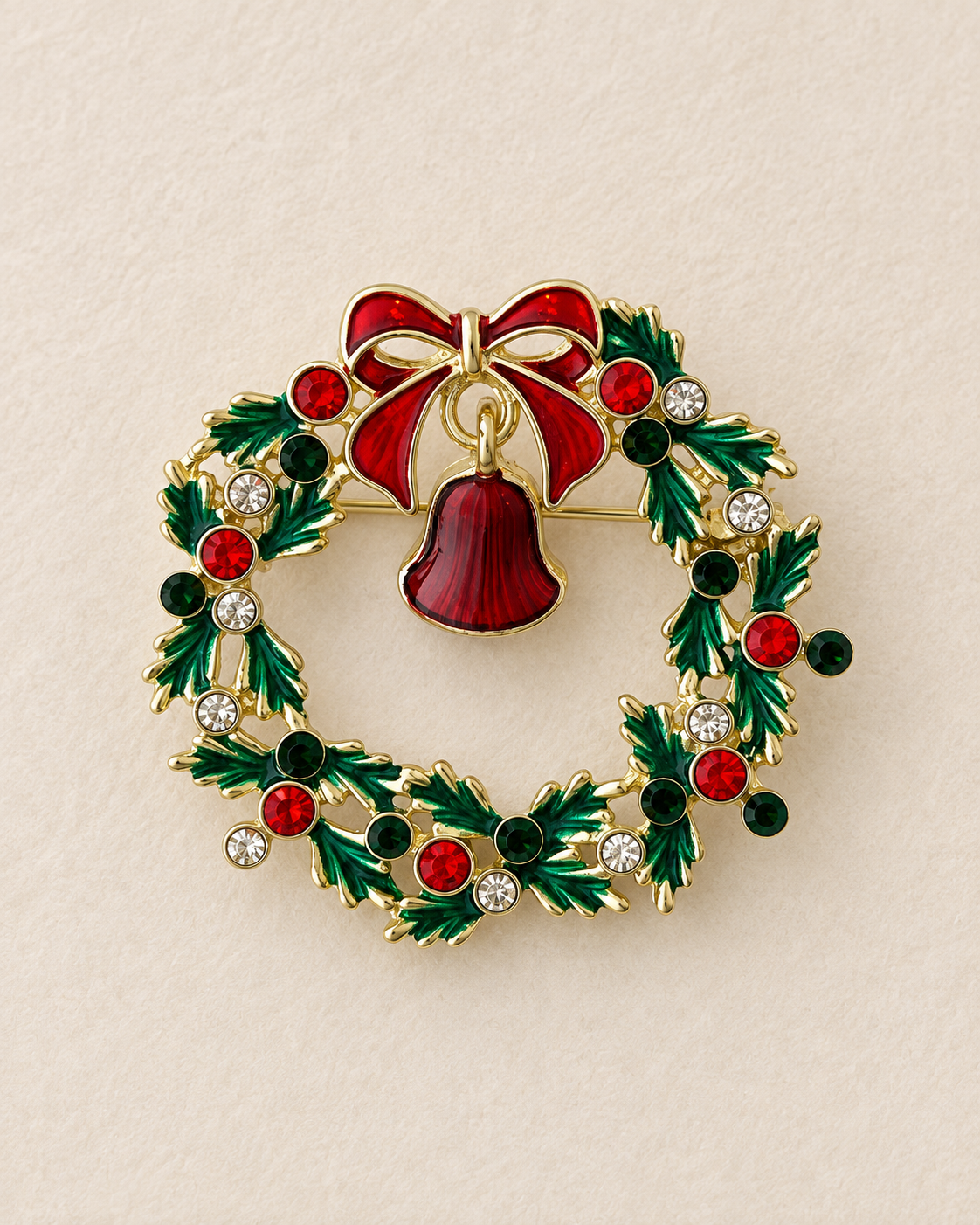 Broche couronne de Noël dorée avec noeud rouge, cloche et strass verts rouges blancs, accessoire bijou festif femme