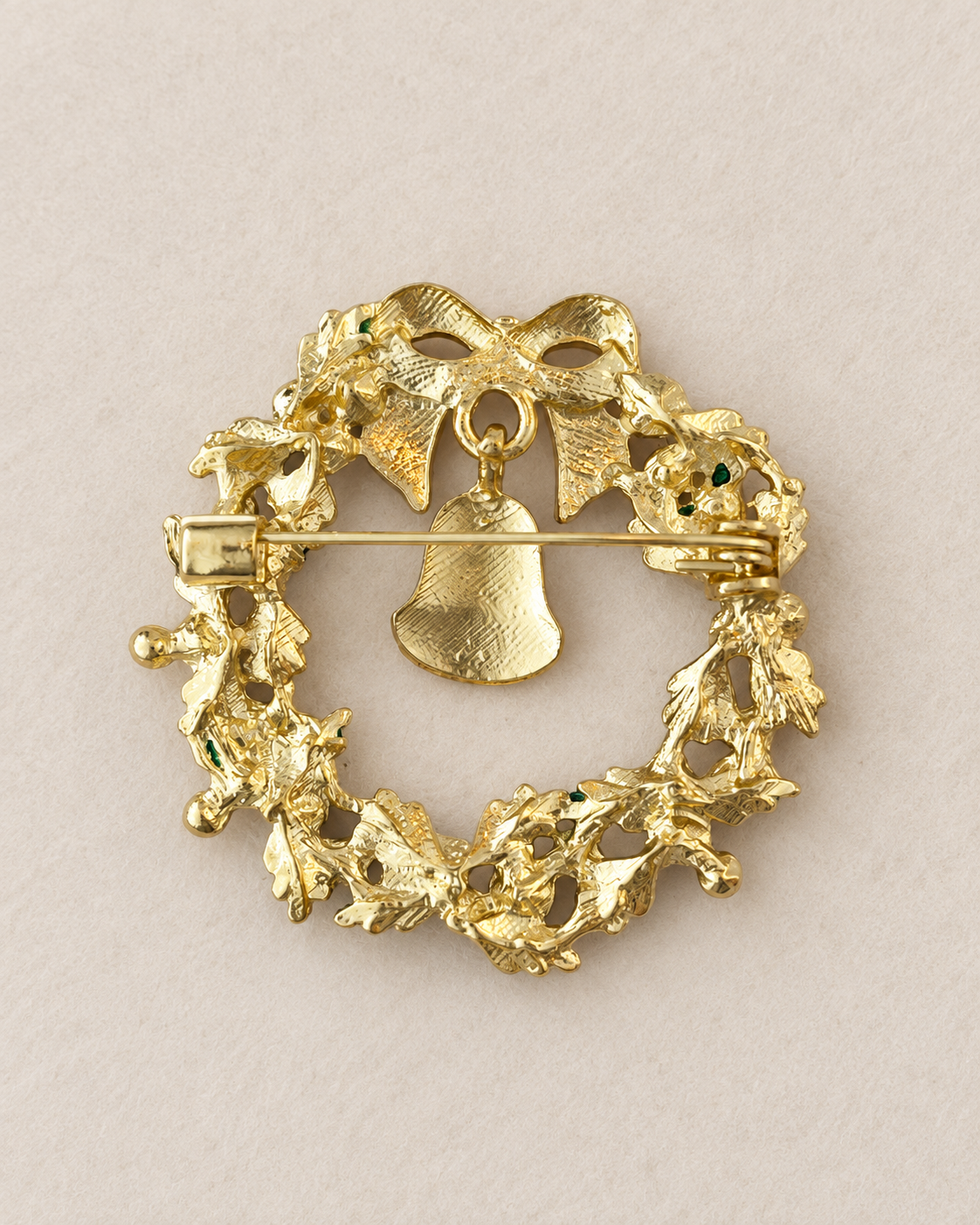 Broche couronne de Noël dorée avec noeud et cloche accessoire bijou fantaisie fêtes femme
