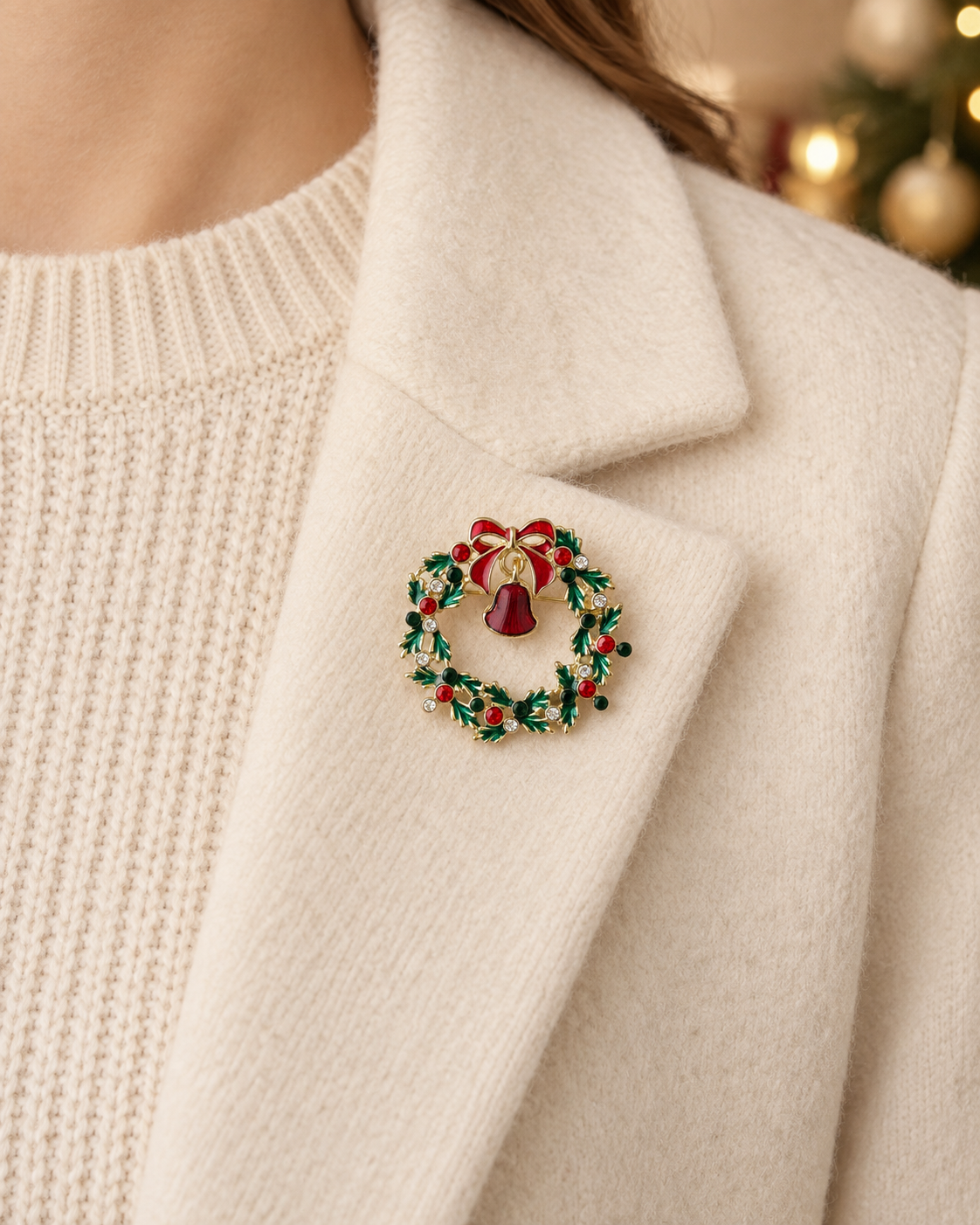 Broche couronne de Noël émaillée verte et rouge avec noeud et cloche, accessoire festif femme sur manteau beige