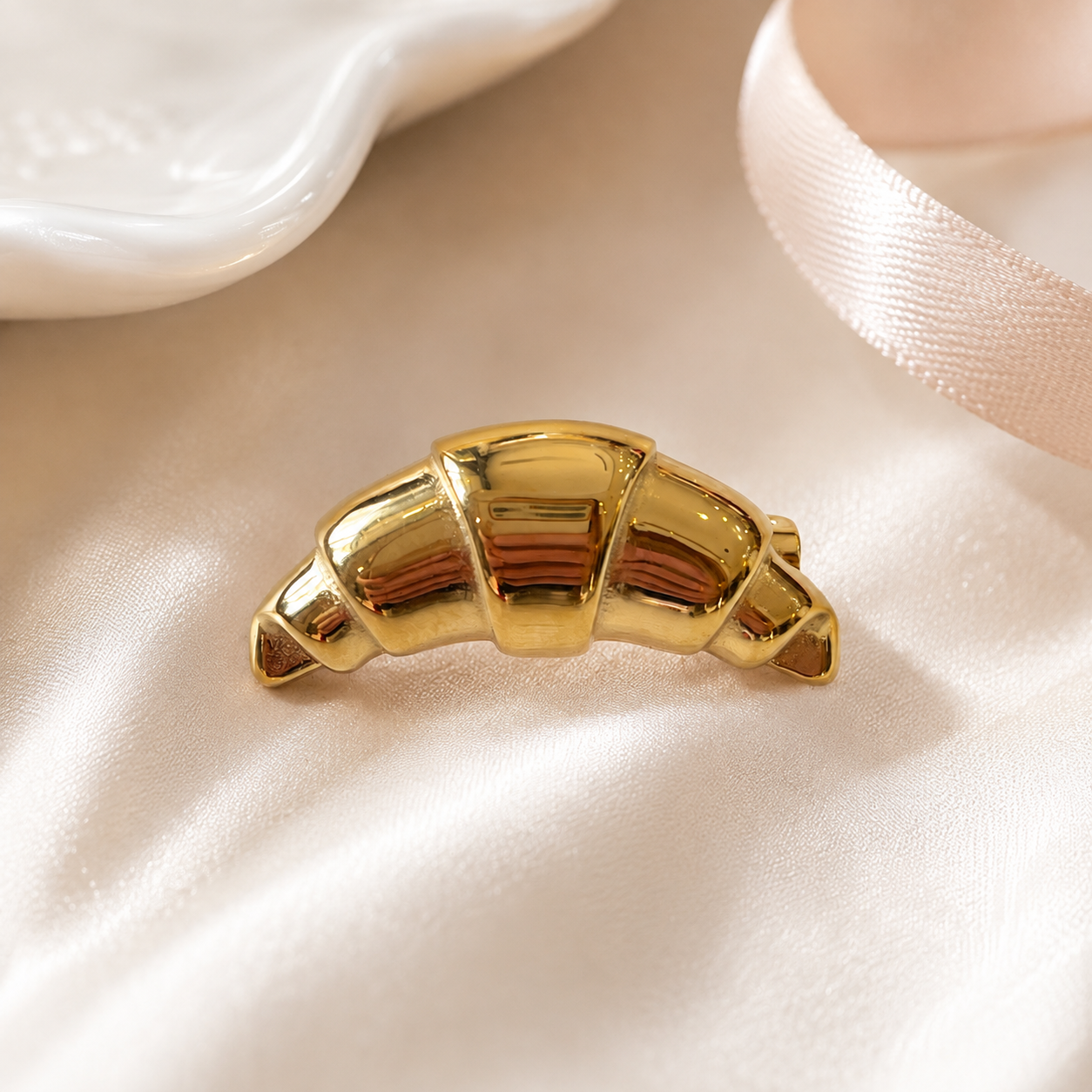 Broche croissant doré brillant en métal, accessoire fantaisie original style parisien pour femme