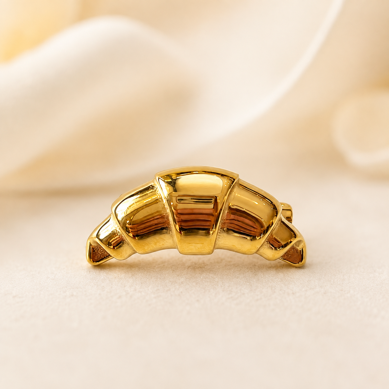 Broche croissant doré brillant en métal, accessoire fantaisie pâtisserie française, bijou original femme tendance