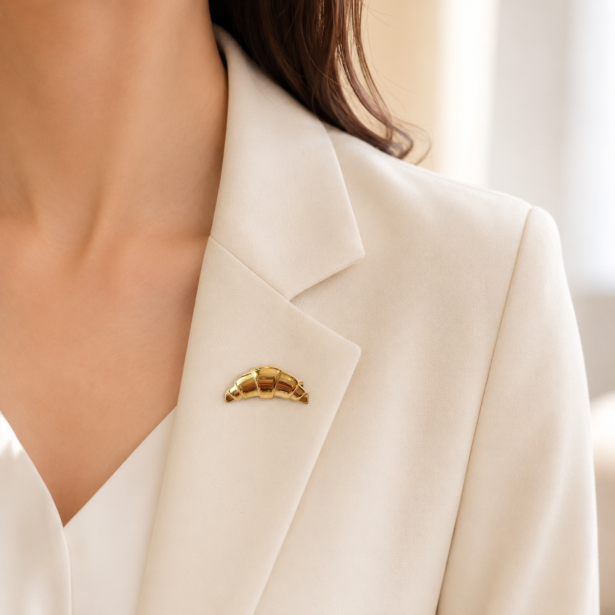 Broche croissant doré portée sur blazer blanc crème, accessoire fantaisie original femme style parisien chic