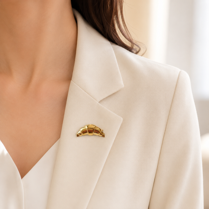 Broche croissant doré portée sur blazer blanc crème, accessoire fantaisie original femme style parisien chic