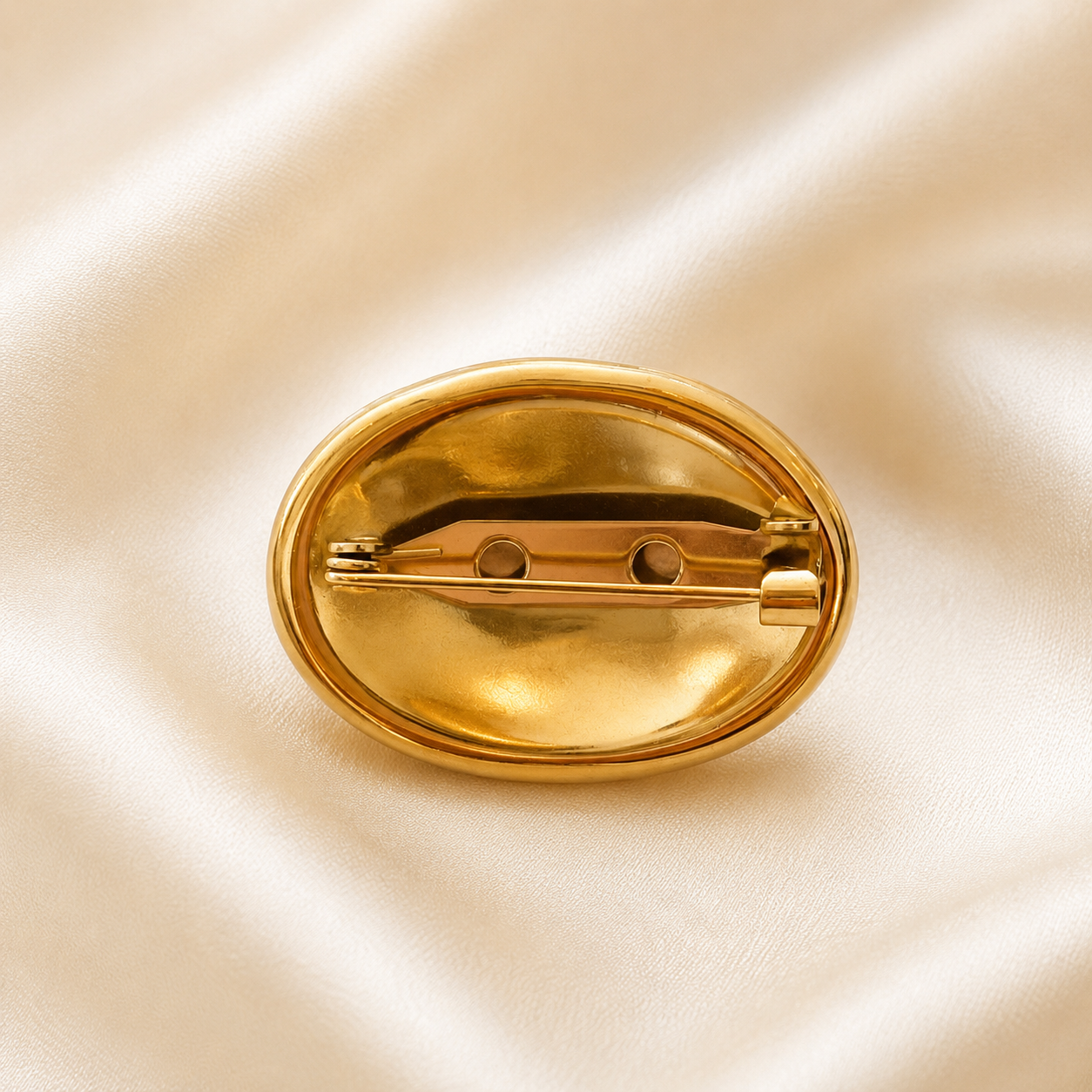 Broche vintage ovale dorée avec fermoir épingle, accessoire bijou rétro élégant pour femme