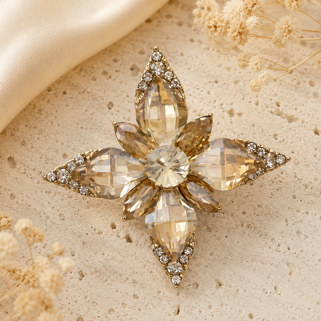 Broche fleur étoilée champagne en cristaux facettés et strass dorés, épinglette bijou élégante femme