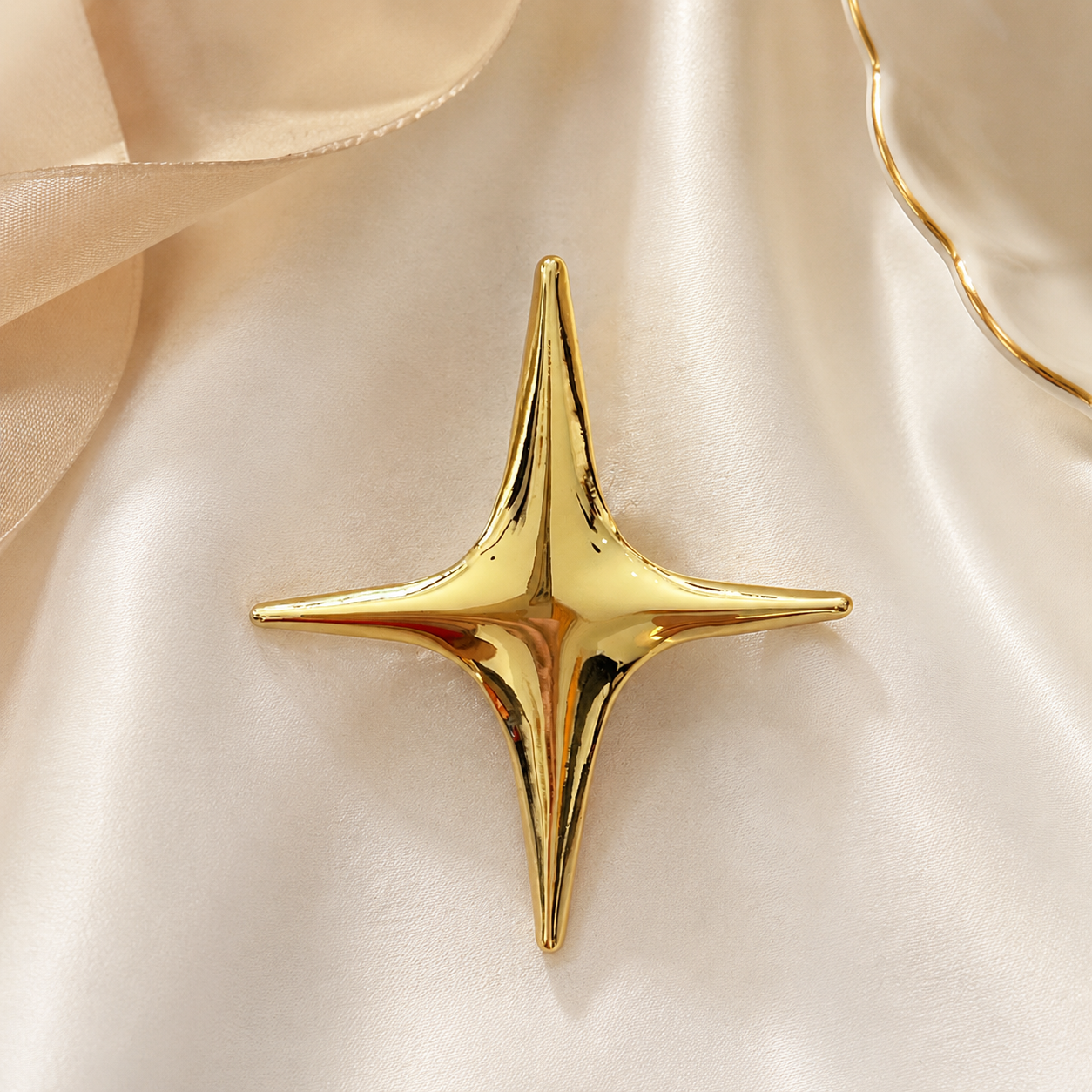 Broche étoile polaire dorée quatre branches finition brillante accessoire bijou fantaisie femme élégant