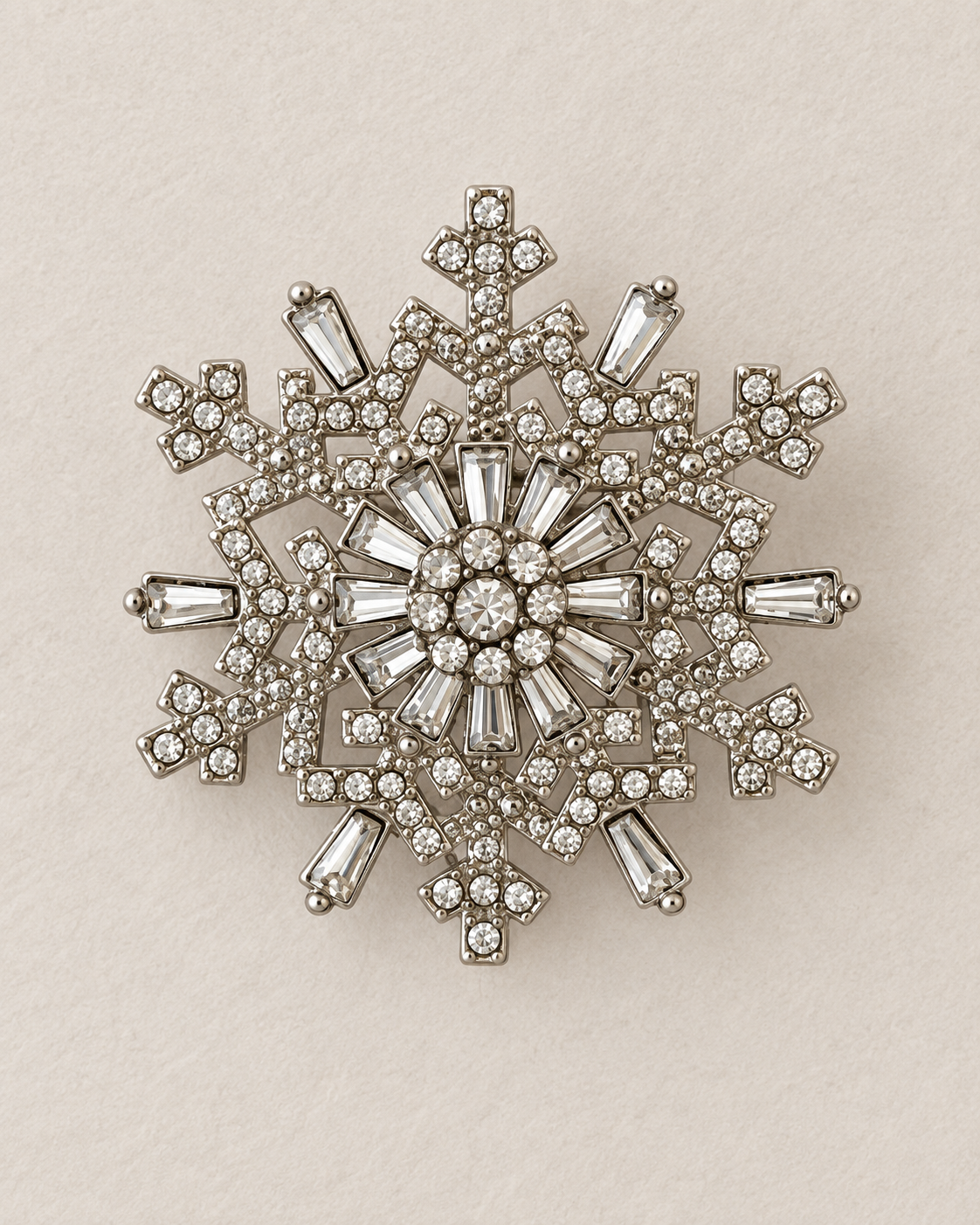 Broche flocon de neige argentée en strass cristal 6 branches accessoire bijou femme hiver élégant