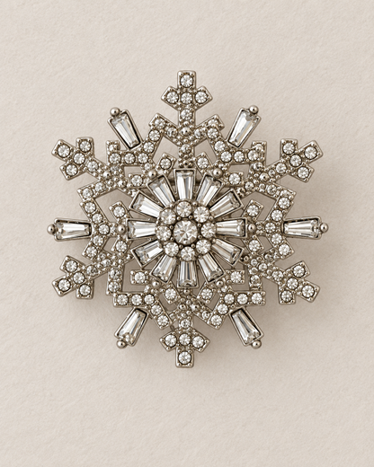 Broche flocon de neige argentée en strass cristal 6 branches accessoire bijou femme hiver élégant