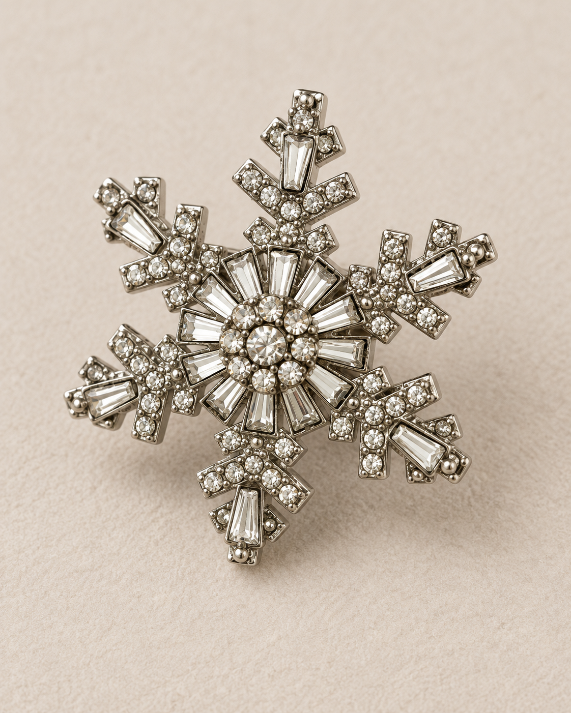 Broche flocon de neige argentée en strass 6 branches accessoire bijou femme hiver élégant
