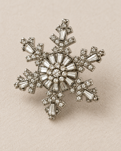 Broche flocon de neige argentée en strass 6 branches accessoire bijou femme hiver élégant