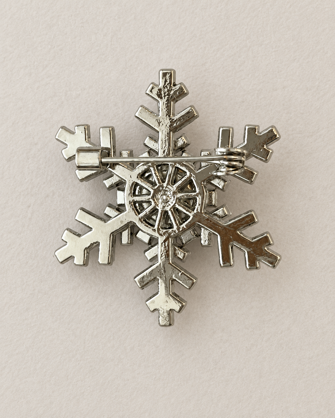 Broche flocon de neige argenté 6 branches en métal brillant, accessoire bijou fantaisie hiver femme, vue arrière fermoir