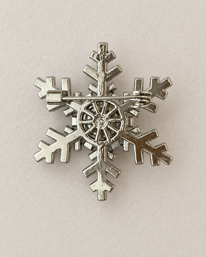 Broche flocon de neige argenté 6 branches en métal brillant, accessoire bijou fantaisie hiver femme, vue arrière fermoir