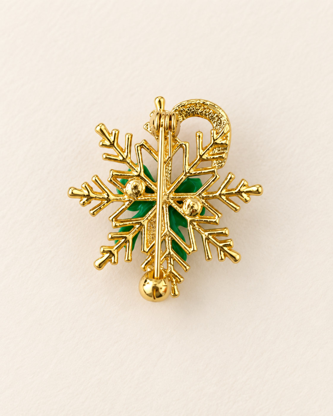 Broche dorée flocon de neige et sucre d'orge avec détails verts, accessoire festif Noël femme