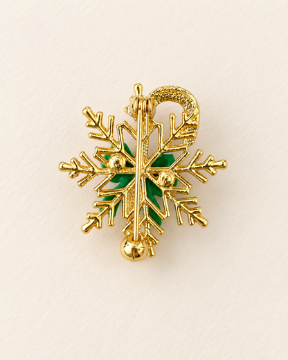 Broche dorée flocon de neige et sucre d'orge avec détails verts, accessoire festif Noël femme