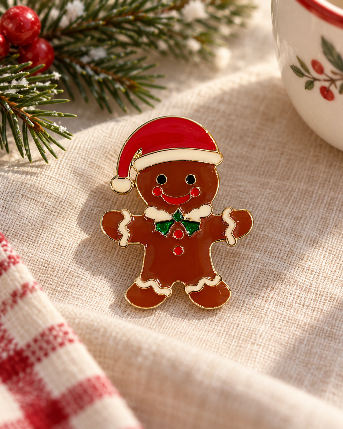 Broche bonhomme pain d'épice émaillée rouge et marron avec bonnet Père Noël, accessoire fantaisie Noël femme