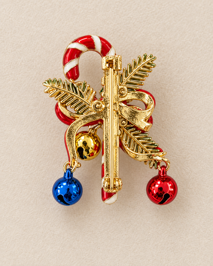 Broche sucre d'orge rouge et blanc avec charms boules de Noël colorées et feuillage doré accessoire festif femme