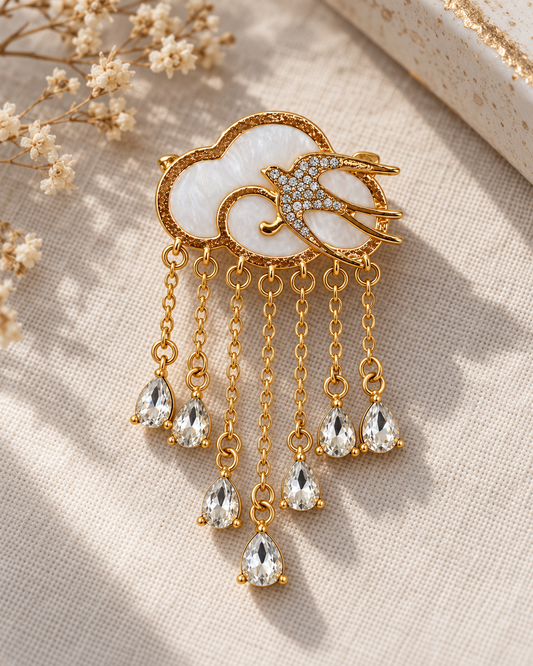 Broche nuage dorée avec hirondelle en strass et pendentifs gouttes cristal, bijou fantaisie femme élégant
