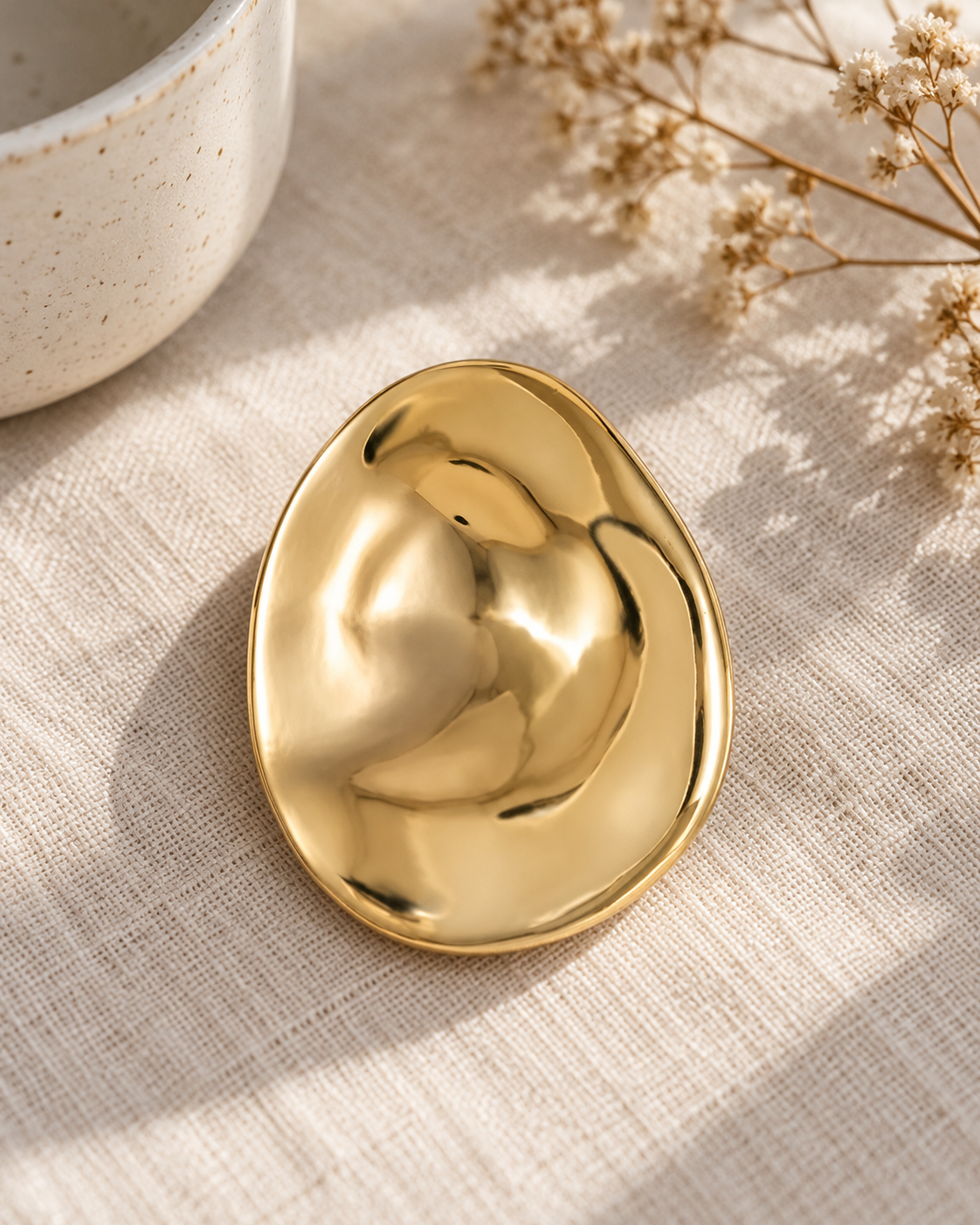 Broche ovale dorée sculptée forme organique en métal poli accessoire bijou femme élégant