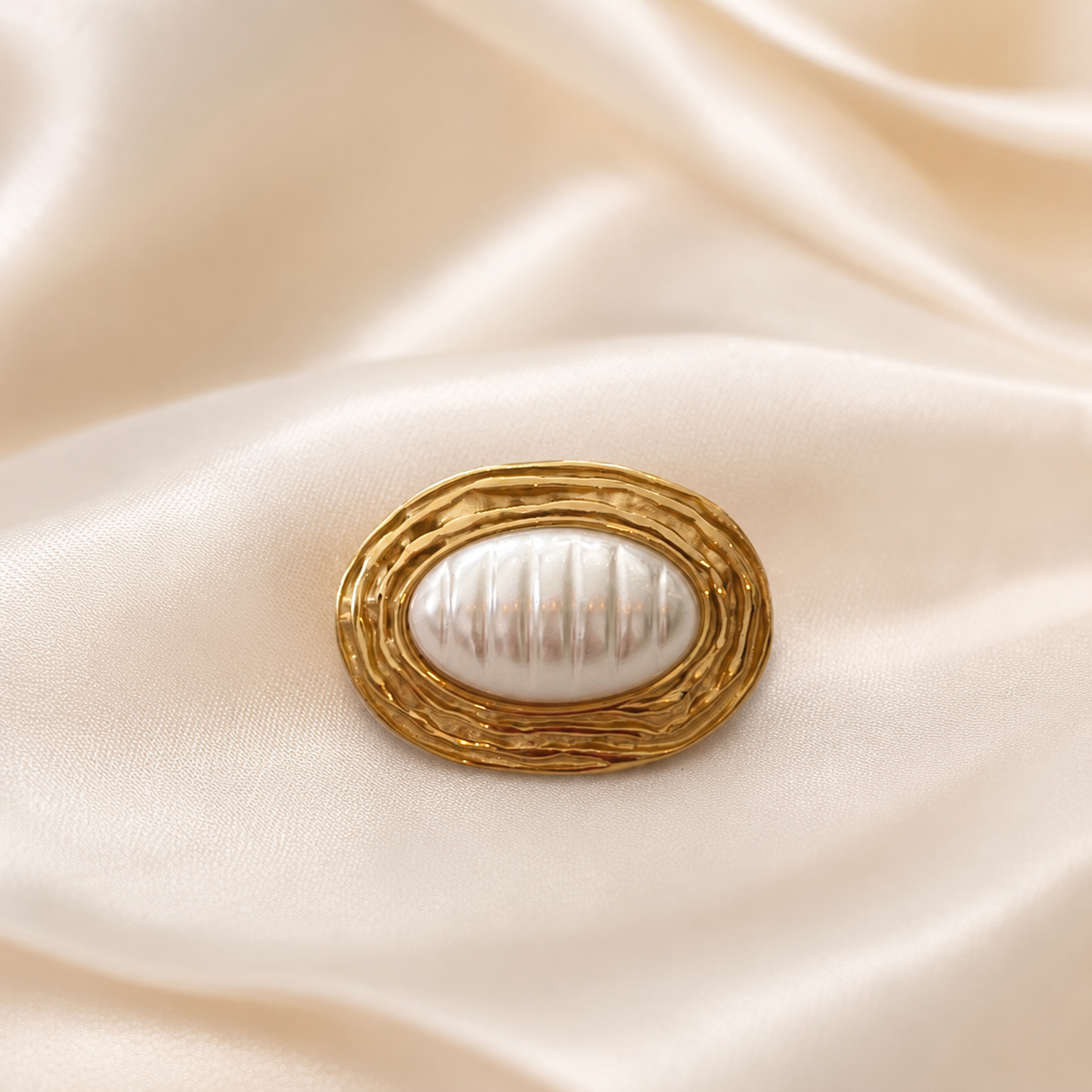 Broche vintage ovale dorée avec cabochon perle blanche nacrée striée style rétro femme accessoire bijou élégant