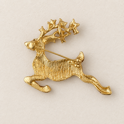 Broche renne de Noël dorée en métal texturé, accessoire fantaisie fêtes femme, motif cerf bondissant