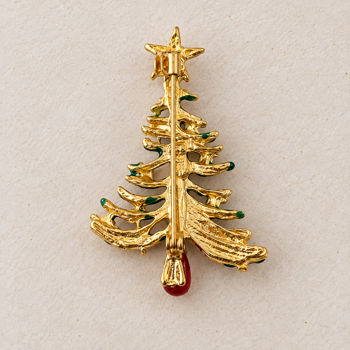 Broche sapin de Noël dorée avec détails émaillés verts et rouge, étoile au sommet, bijou fantaisie festif femme