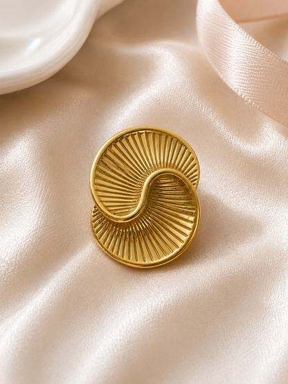 Broche dorée style escargot en spirale avec rayures soleil texturées accessoire fantaisie femme