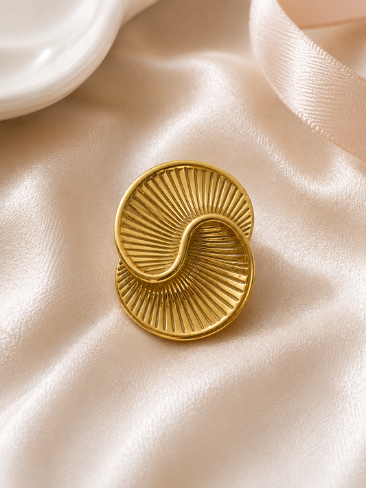 Broche dorée style escargot en spirale avec rayures soleil texturées accessoire fantaisie femme