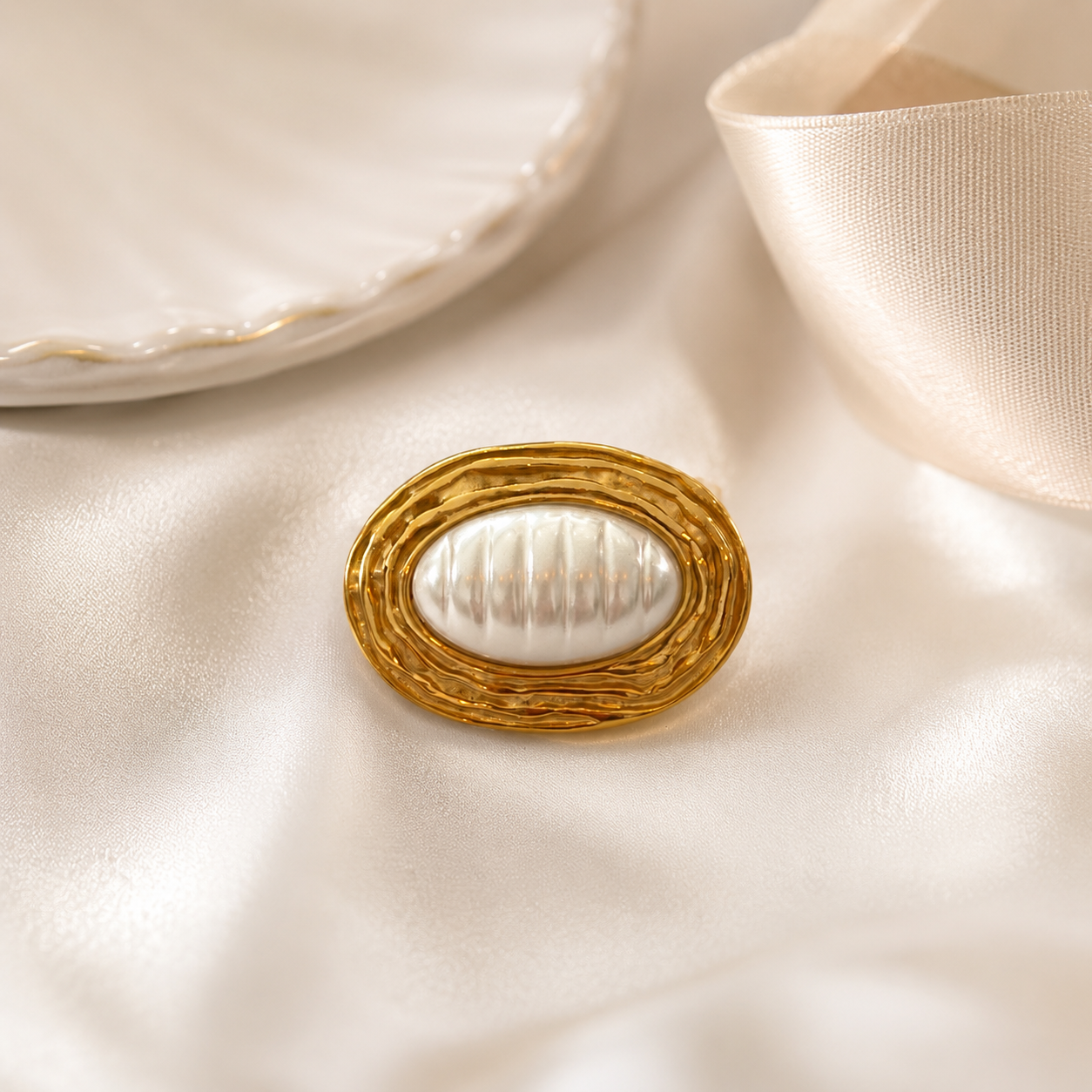Broche vintage ovale dorée avec perle blanche nacrée striée style rétro chic femme accessoire bijou élégant