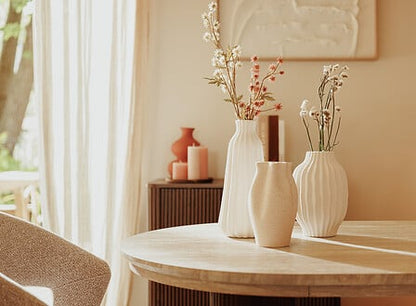 Vase Grigor en céramique grège strié sur table ronde, décoration intérieure scandinave minimaliste