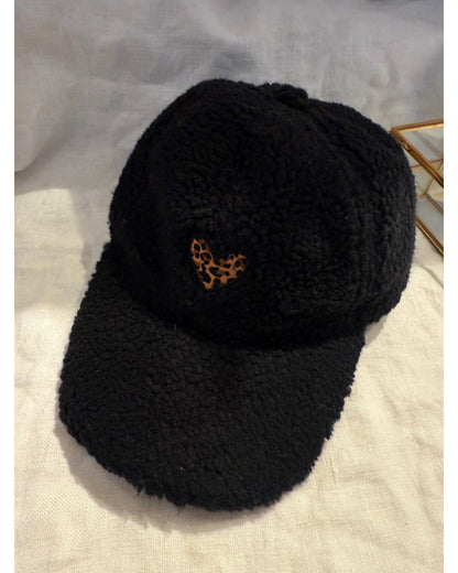 Casquette moumoute avec cœur léopard