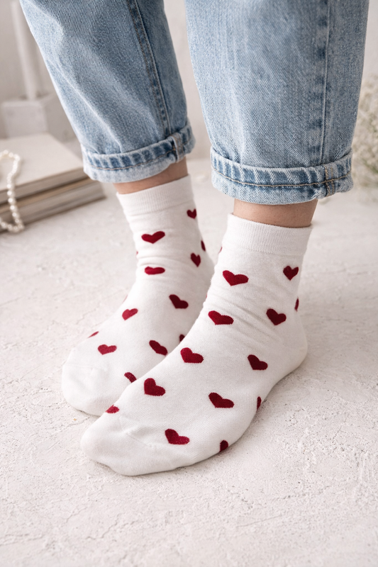 Chaussettes coeur rouge femme en coton blanc portée avec un jean bleu