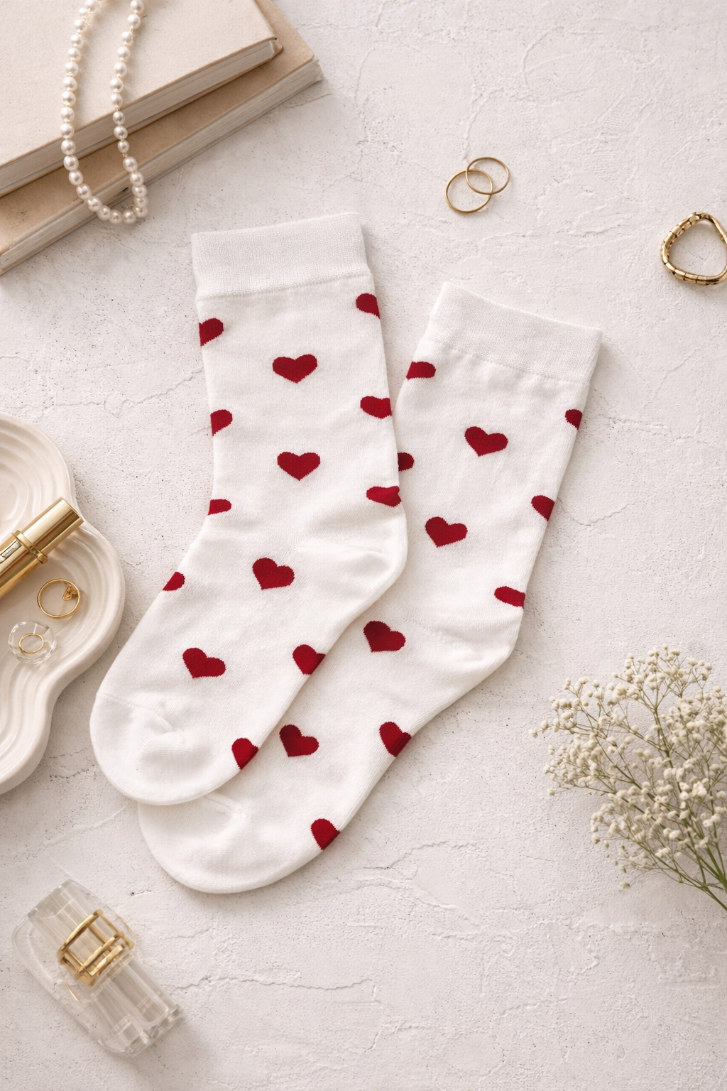 Chaussettes coeur rouge femme en coton blanc dans un fond Life style