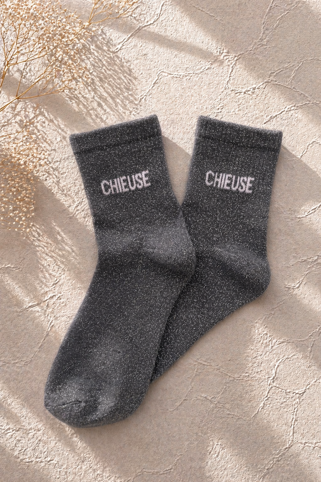 Chaussettes pailletées gris anthracite message CHIEUSE blanc — cadeau humour femme
