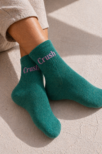 Chaussettes pailletées Crush vert émeraude portées — tendance femme et ado