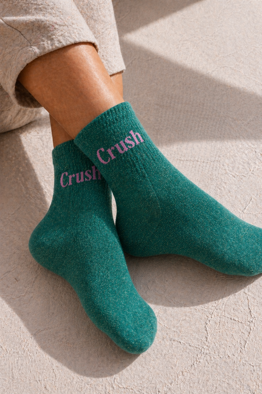 Chaussettes pailletées Crush vert émeraude portées — tendance femme et ado