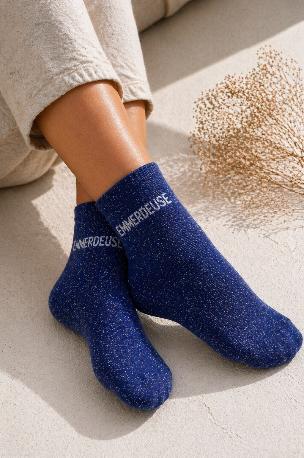 Chaussettes pailletées EMMERDEUSE bleu marine portées — tendance femme et ado