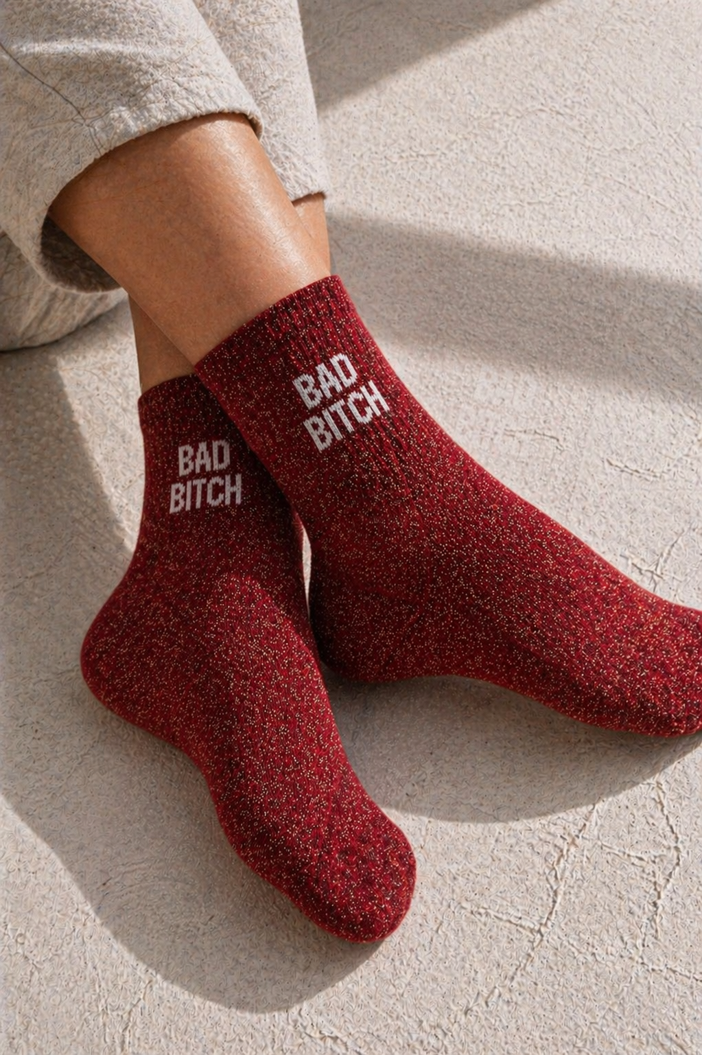 Chaussettes pailletées rouge BAD BITCH portées avec inscription blanche visible sur la cheville effet scintillant