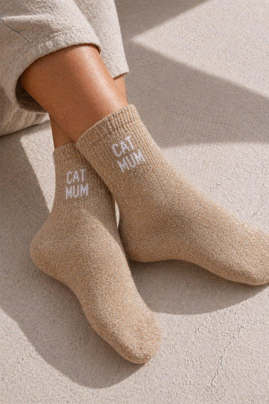 Chaussettes pailletées beige CAT MUM portées avec inscription visible sur la cheville effet scintillant